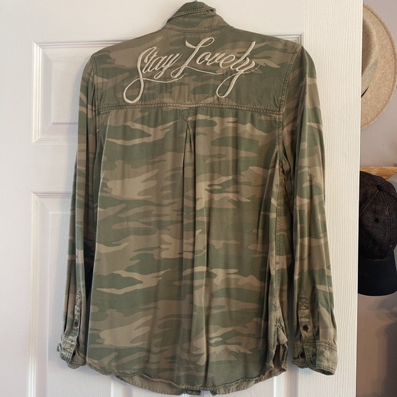 AE army stay lovely lovely button up shirt - Picture 3 of 3